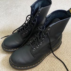 1490 Women's Smooth Leather Lace Up Boots